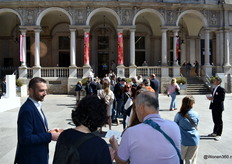 Vlak voor de dagelijkse opening vormde zich steevast een lange rij belangstellenden.