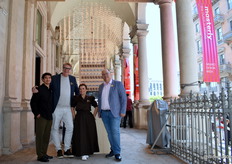 Doruk Ozkoc (architect van Masterly) samen met het team van Quasar, poserend bij de prachtige lamp, met Arjens en Sybille van Gammeren en Arie Lobregt.