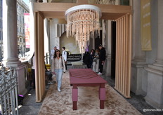 BLOK Plaatmateriaal kwam met een tentoonstelling "over de ontwerpen, de materialen en de momenten die ons hebben gevormd. Ondergebracht in de arcaden van het Palazzo dei Giureconsulti. Geen showroom. Geen catalogus. Gewoon materiaal dat voor zichzelf spreekt, in één van de mooiste locaties van Milaan."