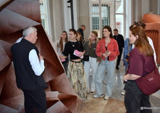 Paul Beeren van Van Besouw geeft tekst en uitleg aan een groep bezoekers. Samen met Prints van Oranje was het textielbedrijf weer present op Masterly – The Dutch in Milano.
