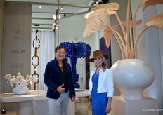 Marc Poldermans met commercieel manager Joyce Scheres van POLDR design, met op de achtergrond het blauwe in- en outdoorobject Echo of Trees en rechts In Your Face, verkrijgbaar in alle maten.