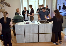 De Nederlandse buitenkeukenspecialist Cooxs presenteerde het merk een nieuw, high-end buitenconcept dat in nauwe samenwerking met Knops Tuindesign en POLDR design is ontwikkeld.