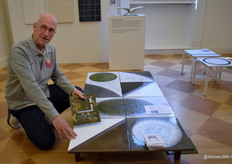 Bart Stok van Stoksel Furniture Design toonde het baanbrekende gebruik van vitreus emaille op roestvrij staal; een zeldzame techniek waarbij gekleurd glas bij hoge temperaturen met metaal wordt versmolten. Het resultaat is een serie tafelbladen met een uitzonderlijke diepte, levendige lichtreflectie en buitengewone duurzaamheid.