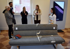 De installatie benadrukt tijdloos design door hergebruik en herstoffering en creëert een dialoog tussen historische ontwerpen en duurzame, moderne interpretaties.