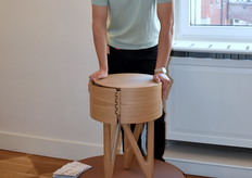 Maro Swart van het Hout- en Meubileringscollege (HMC) toonde zijn eikenhouten bijzettafel die een strakke driepoot met een verborgen lade combineert. Let op de optisch doorlopende houtnerf en subtiele details, zoals de ebbenhouten zwaluwstaartverbinding.