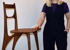 HMC-studente Lila de Bruin – Romy toonde op Masterly een eetkamerstoel waarin natuurlijke vormen tot leven komen. Het ontwerp van Europees notenhout breekt met rechte lijnen en speelt met het contrast tussen zachte rondingen en scherpe randen. Een modern meubel met een klassieke ziel.