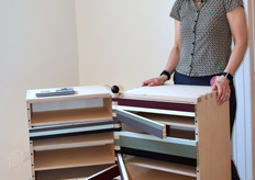 De 57-jarige HMC-studente ruilde haar baan in de medische zorg in om... een meubel te fabriceren dat de hoeken van je huis tot leven wekt. Het hart van dit ontwerp is het unieke, handgemaakte houten scharnier, waardoor de compartimenten flexibel kunnen draaien. Een slim samenspel van berken multiplex en kleurrijk linoleum.