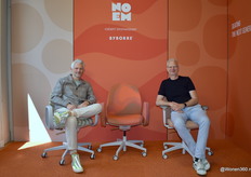 Bij Masterly toonde Robert Bronwasser (met rechts agent Coen Krijnen van Concoen - de merkambassadeur van A&D voor NO-EM in de Benelux) de Infinity-bureaustoel voor NO-EM, waarin comfort, design en duurzaamheid samenkomen. De textielkeuze van ByBorre voegt een extra dimensie toe aan het ontwerp.