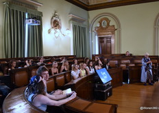 Ellen Haeser (rechts op de foto) presenteerde als spreker en cultureel strateeg From Cradle to Grave: 'an ode to lifelong, inexhaustible sources of inspiration': een audiovisueel werk waarin mode en interieur centraal staan.