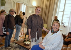 Lisa de Vries met Mariska Broers van HKLIVING, dat een samenwerking presenteerde met meubelontwerper Teun Zwets en glaskunstenaar Nienke Sikkema. Het Nederlandse interieurmerk toonde een dialoog tussen vakmanschap, experiment en hedendaags design.⠀⠀⠀⠀⠀⠀⠀⠀⠀