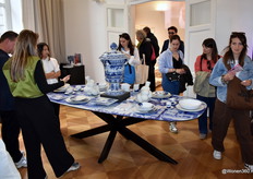 Royal Delft bracht een eerbetoon aan de Nederlandse horizon. Centraal stond een bijzondere dialoog tussen historie en hedendaags design: de exclusieve samenwerking met Piet Boon voor Royal Delft.