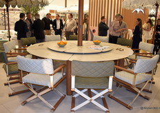 Niet alleen de luxe parasols van TUUCI trekken de aandacht van het internationale publiek, maar zeker ook deze Merilia Dining Table..