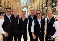 Jaaa ze gaan graag op de foto, deze modellen van Hofstede Raanhuis, met v.l.n.r.: Jaap van der Starre, Johan Goedvree, Bryan Kersten, Johan Venekamp, Jan van der Starre en Jean Paul de Hoog.