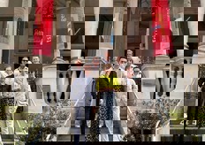 Nicole Uniquole, founder Masterly - Milan Design Week - poserend met het team van Hofstede Raanhuis op de trappen van het paleis waar het allemaal te doen was.