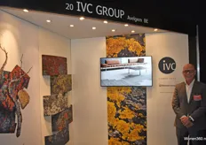 Sales manager Carpet Tiles Eddy Werker van de IVC Group met de nieuwste vloerbedekking.