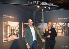 Nederlands bedrijf Frits Jurgens heet de innovatieve draaideur op de markt gebracht. De scharniertypes zijn alle volledig in de deur geïntegreerd. De stand werd vertegenwoordigd door onder andere Arjan van der Wal en Aletta Altema.