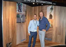 Pascal Versluis en Bob Looyschelder vertegenwoordigden de stand van Mflor International. Het bedrijf is gespecialiseerd in PVC vloeren.