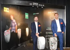 Jan Schoeters en Dennis Koks presenteerden hun innovatieve sanitair product van IPEE.
