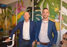 Coen Klawer en Jochem Koedijk (rechts) van Dutch Wallcoverings. Het bedrijf levert o.a. fotowanden op maat.