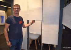 Edwin van Keken van ABZ Raamdecoratie toont de nieuwste duo plissécollectie.