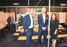 Een blik in de stand van de Haarlemse Houthandel, met v.l.n.r. een klant en Ryan Koster (op de achtergrond), Joost Visser, Marc Spanjer en Jose Peters.