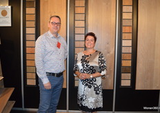 Erik Dielen met Gerty Joosten van parketfabriek Van Kesteren. Het bedrijf is gefuseerd met CombiWood.