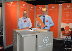 Bart Oerlemans presenteerde zijn innovatieve product op de beurs: de primeur in visgraat (parket) vloeren. Hier zijn geen linkse en rechtse onderdelen meer nodig bij het leggen van deze vloer. Links of de foto Paul Goorts.
