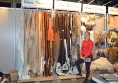 Gritta van Buren voor de collectie van Van Buren. Het bedrijf is de enige schapenvachtlooierij in Nederland, gevestigd in Bolsward.