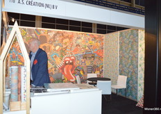 Martin Delleman van A.S. Création in gesprek met bezoekers.