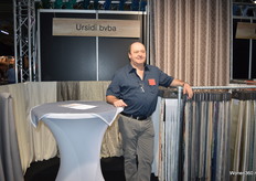 Roland Beerens poseert naast zijn producten van Ursidi bvba.