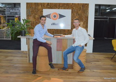 Groothandel e-West had verschillende producten uit de collectie tentoongesteld, waaronder de kurken barkrukken. Hierop zitten Max en Stan Hazelaar.