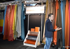 Tijs Beerman van Ohmann Leather in gesprek met bezoekers.