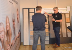 Jurjen van Holland Top Floor in gesprek met een bezoeker. Het bedrijf heeft een zeer innovatief product gepresenteerd; de (pvc) vloer van IPC waar je niet alleen op... maar ook achter kunt staan! Holland Top Floor heeft sinds 2018 de exclusieve disbtributie van deze vloeren op zich genomen.