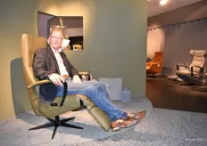 Hans Stokvis in een van de relaxfauteuils van Meubelfabriek De Toekomst, dat enkel kwaliteitsproducten levert en modern georiënteerd is.
