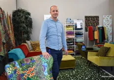 Chris Kulhan van de Dutch Seating Company, een Nederlands meubelmerk, toonde een gevarieerde collectie fauteuils en banken.
