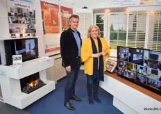 Wibo Haver (met zijn echtgenote) van Interieur Maatwerk, dat al sinds 1968 radiatoren bekleedt. Sinds een jaar of 15 ook tv-liftkasten.