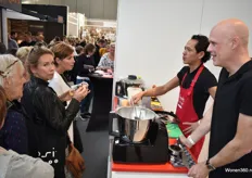 Hans Disco (rechts) en Erwin Harnawan introduceerden het nieuwste van het nieuwste van Magimix, een apparaat waarmee eenvoudig en snel verse maaltijden kunnen worden bereid.