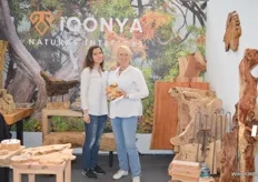 Sule en Sita van iQonya hadden allerlei houten producten tentoongesteld.