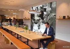 Svend van Occhio in de stand die gedeeld werd met keukenmerk Bulthaup en inbouwapparatuur Gaggenau. De stand heeft de prijs 'Mooiste stand van de vt wonen & design beurs 2018' gewonnen.