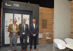 Didir Baert, Andy Desoppere en Werner van Alstein bij de collectie deurbeslag van FSB.