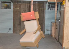 Een creatie van een jonge ontwerper: een opgehangen stoel. Het is weer eens iets anders.... 