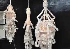Sandra de Groot maakte deze bijzondere, handgeknoopte lampen van katoen. Te zien in Strijp-S.
