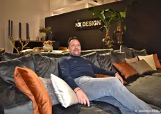 Directeur Richard Morée van NIX Design, heerlijk ‘liggend’ in een van zijn banken. Ligbanken doen het anno 2018 goed in de handel.
