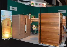 Steven legde het principe van de Biozendo cabines uit: infrarood cabines, gemaakt van cederhout die met name effectief zijn voor mensen met spier- en gewrichtsklachten. Alle cabines zijn voorzien van het FSC label