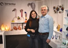 Het echtpaar Tania en Jurek Loranc van Loranto (handmade artist glass) ontwerpt bijna alle handgemaakte producten zelf.