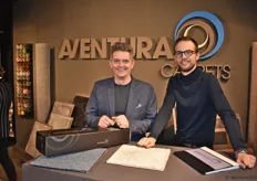Geoffrey Bolhuis met Stephan Mol in de stand van Aventura Carpets, dat vooral in de adviesmarkt een sterke groei kent.