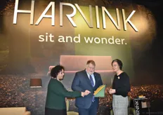 Een blik in de stand van Harvink, met v.l.n.r. medewerkster Wendy Mak, klant Paul Prijt (van Prijt Meubelen) en Alette Trompetter, directeur van de niche meubelfabrikant uit IJsselstein.