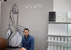Thijs in de stand van Vluv: het bedrijf ontwerpt, ontwikkelt en produceert stijlvolle producten voor activiteit en leven.