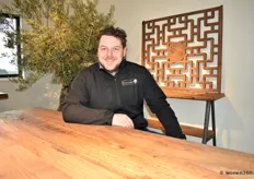 Sander Pieters van de fa. Dopmeijer, die handelt in eiken- en walnoothouten tafels die op ambachtelijke wijze gemaakt worden.