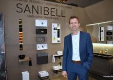Armand Bosch van Sanibell, een bedrijf dat badkamermeubelen en wastafels ontwerpt, ontwikkelt en fabriceert voor de sanitairmarkt in de Benelux.